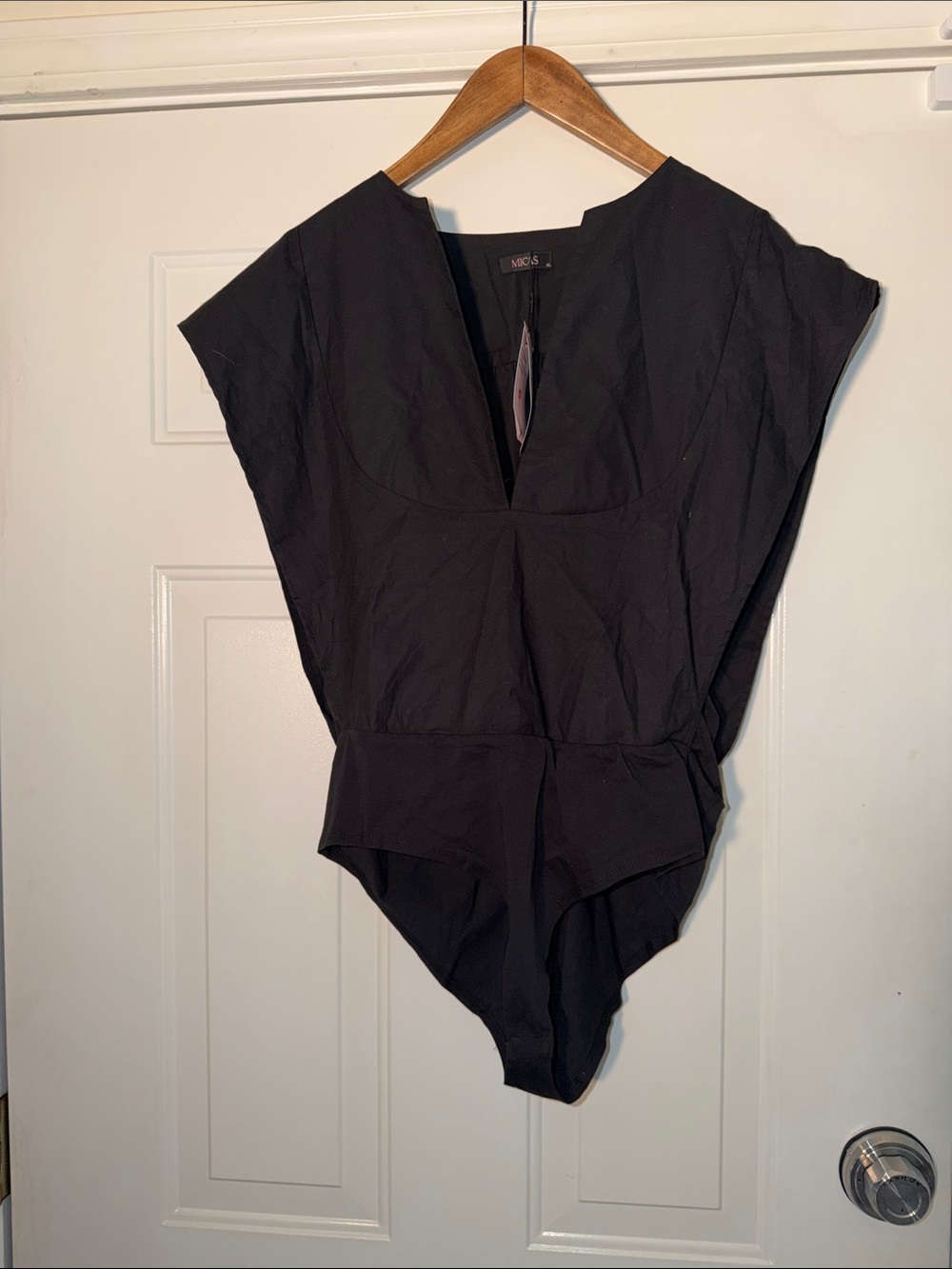Micas Black V-Neck Cap Sleeve Bodysuit. Sz XL